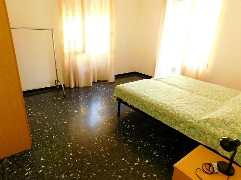 Silent Apartment, Levanto